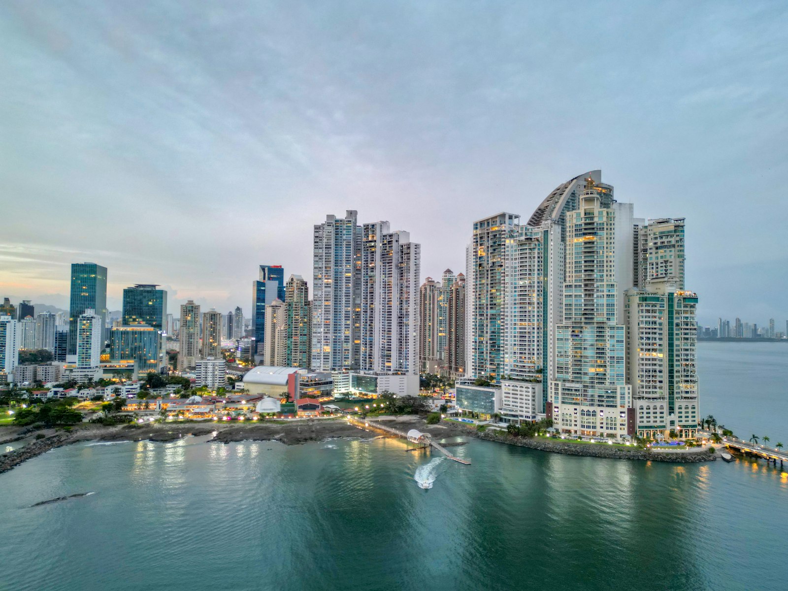 Vista de edificios residenciales y corporativos en Costa del Este